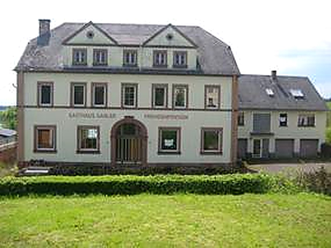 Herrschaftliches Gebäude mit angrenzendem Wohnhaus in Malbergweich