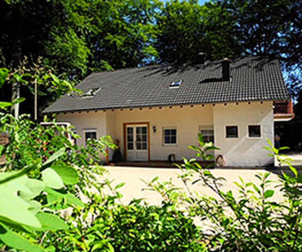Walmdachbungalow mit wunderschönem Garten in Bitburg